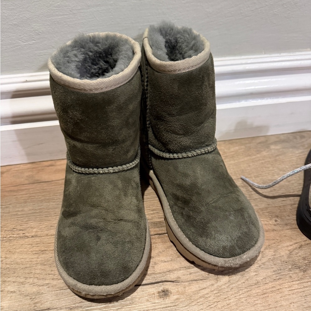 UGG Kids Boots in Olive and Cream